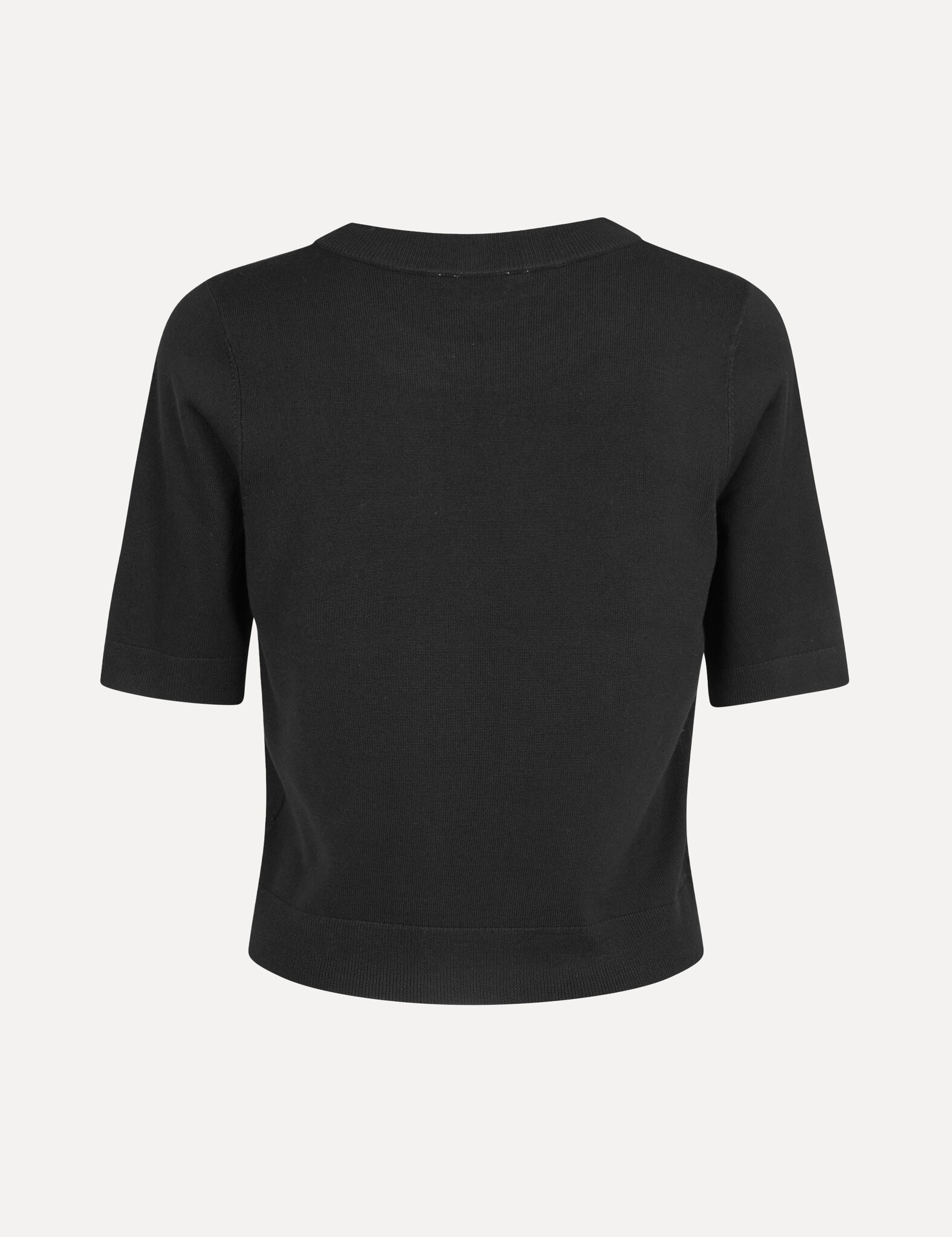 MBYM Knitted sweater Carla Bravani 6. Black to basics! No idea what to wear between winter and spring? This fine-knit bla...