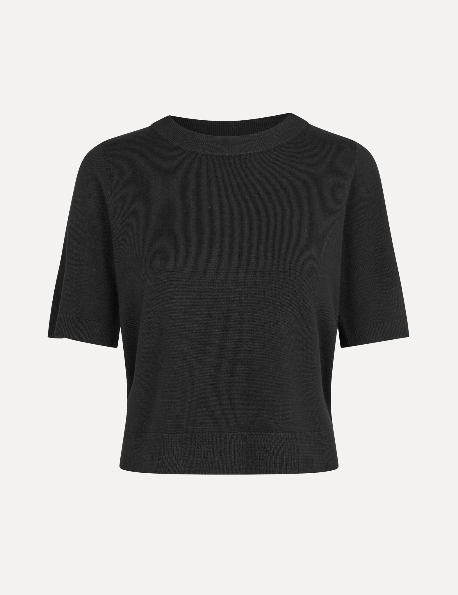 MBYM Knitted sweater Carla Bravani 2. Black to basics! No idea what to wear between winter and spring? This fine-knit bla...
