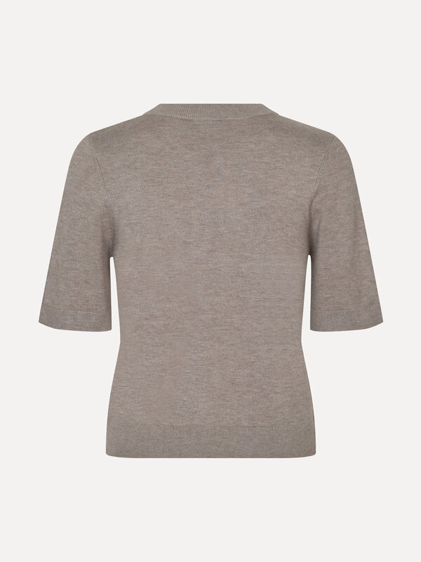 MBYM Pull tricoté Carla Bravani 4. Taupe à la rescousse! Ce pull à manches courtes est la pièce de mi-saison qui manquait...