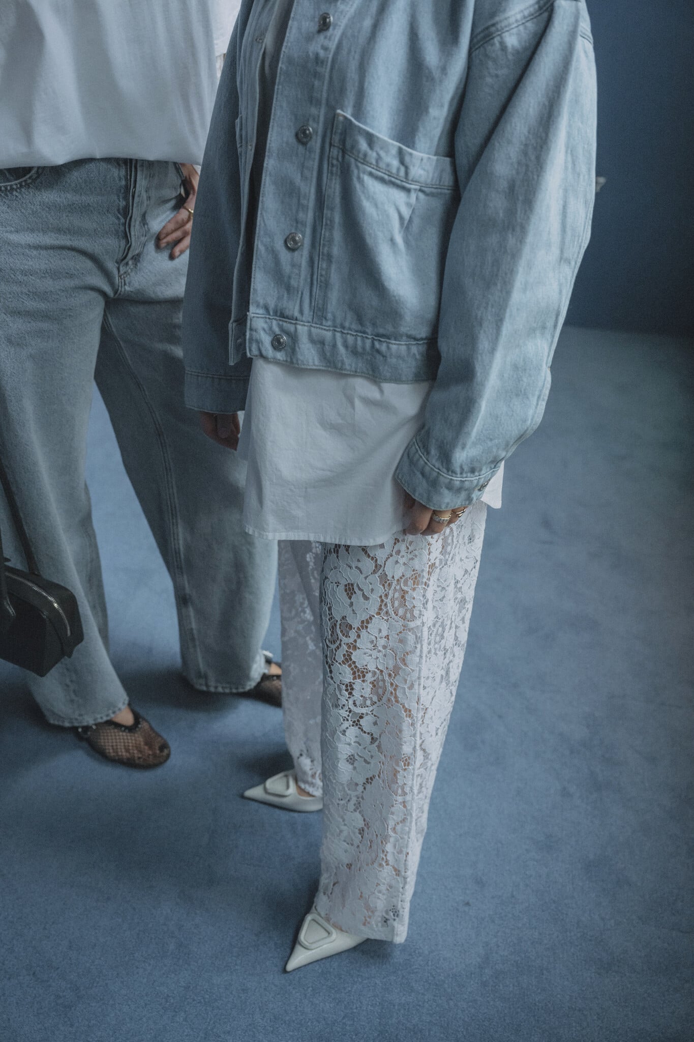 Les Soeurs Pantalon en dentelle Reva 6. Lace it up!  Ce pantalon en dentelle est le moyen de pimenter votre look de tous ...