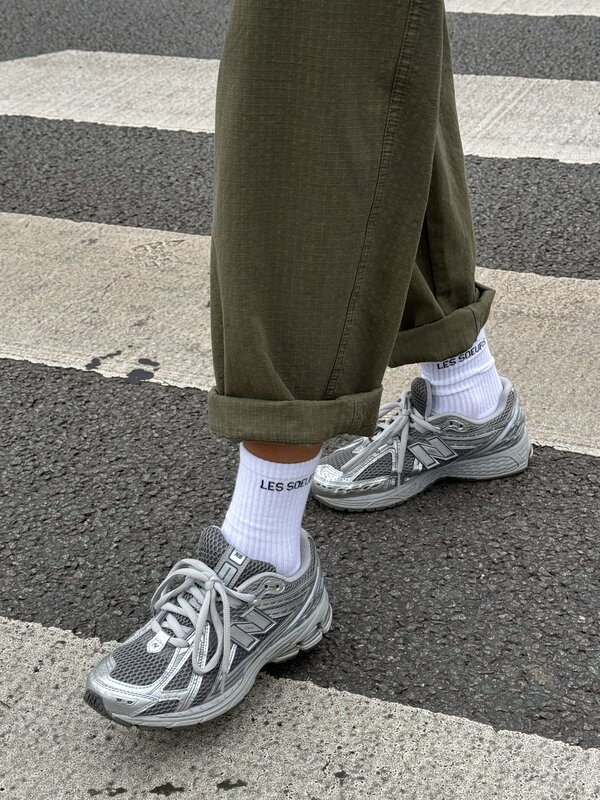 Les Soeurs Chaussettes de sport Les Soeurs 2. Feet treat! Ces chaussettes de sport blanches iconiques avec logo Les Soeur...