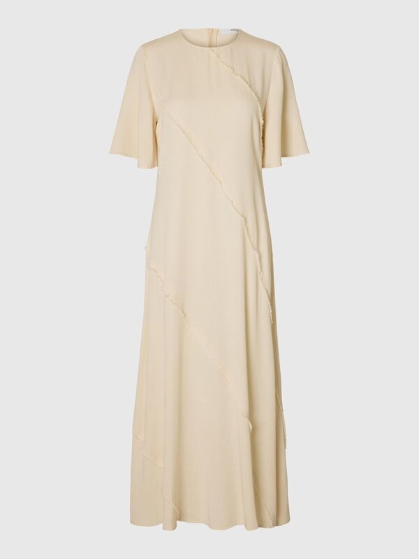 Selected Enkeljurk Ivana 2. Dream in cream! Deze lange crèmekleurige enkeljurk met rafelranden is waar dromen van gemaakt...