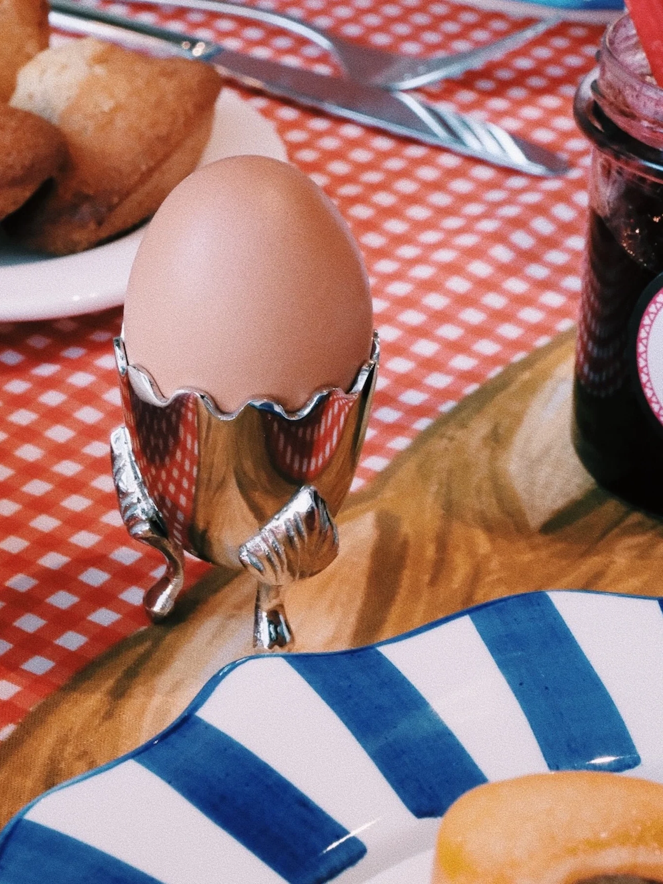 Anna + Nina Eierdopje Argent 2. Egg-stra special! Dit glanzende eierdopje op pootjes is niet zomaar een keukenaccessoire:...