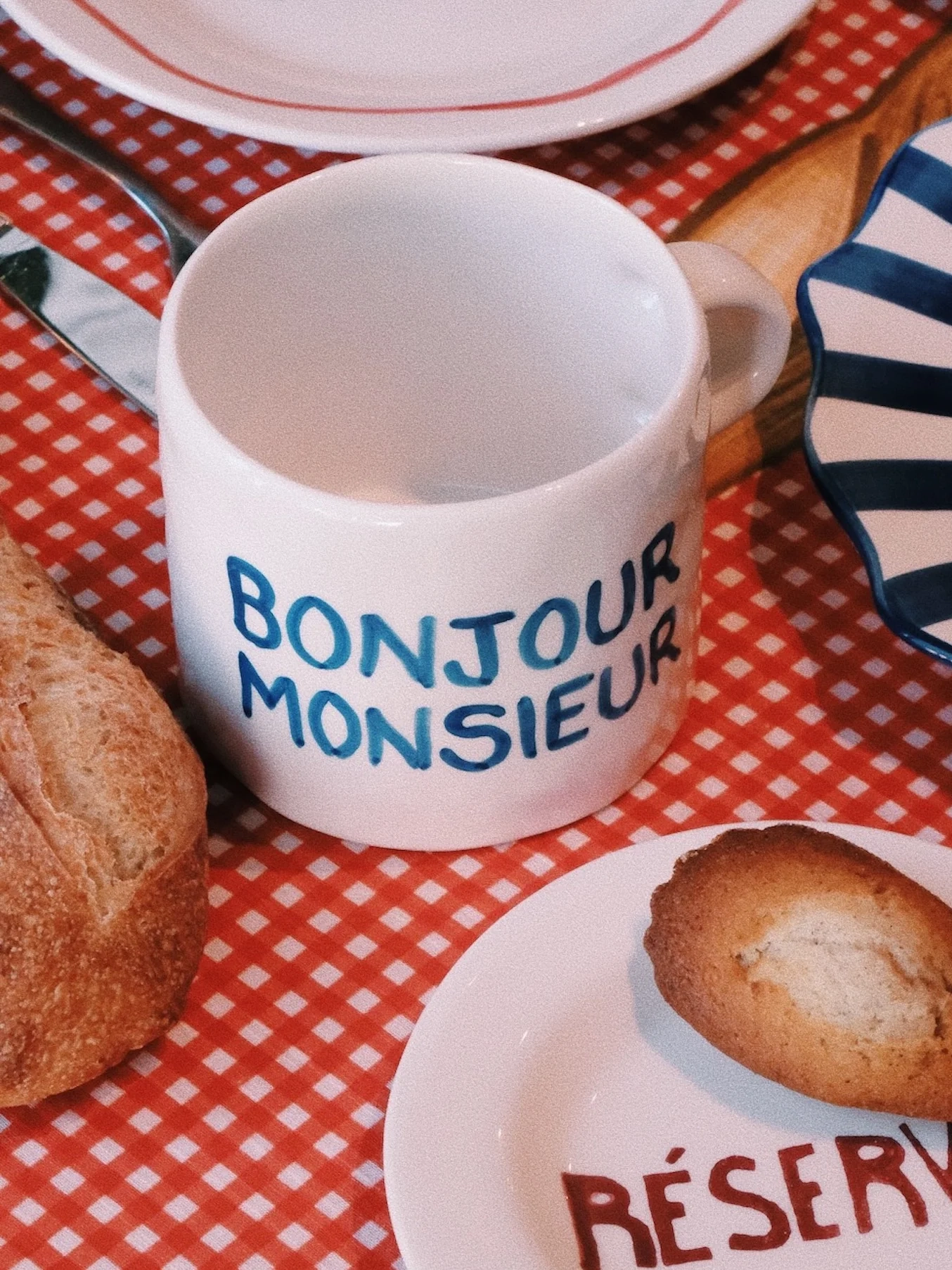 Anna + Nina Tasse Bonjour Monsieur 2. C’est magnifique! Commencez la journée à la française avec ce mug 'Bonjour Monsieur...