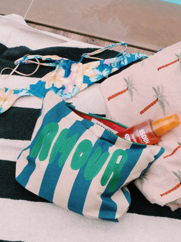 Anna + Nina Gestreepte make-uptas Amour 2. Love on the go! Deze lieflijke make-uptas met 'amour'-print en blauwe strepen ...