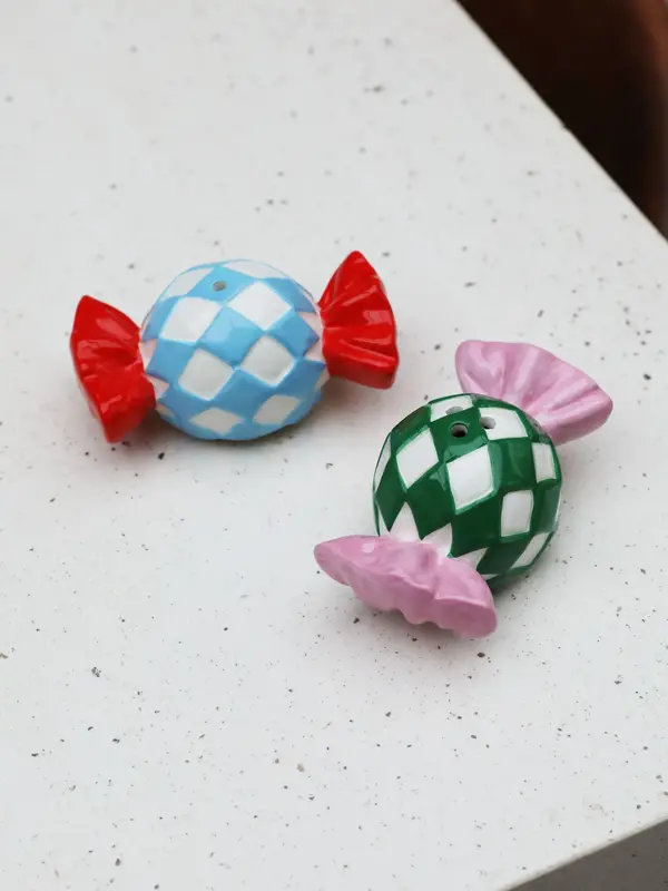 &klevering Salières et poivrières Candy 2. Sugar, spice & everything nice! Ce duo sel & poivre en forme de bonbon relève ...