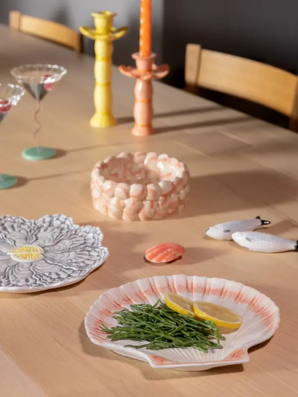 &klevering Assiette Cockle 2. Shell-abrate good times! Cette assiette en forme de coque transforme chaque repas en pique-...