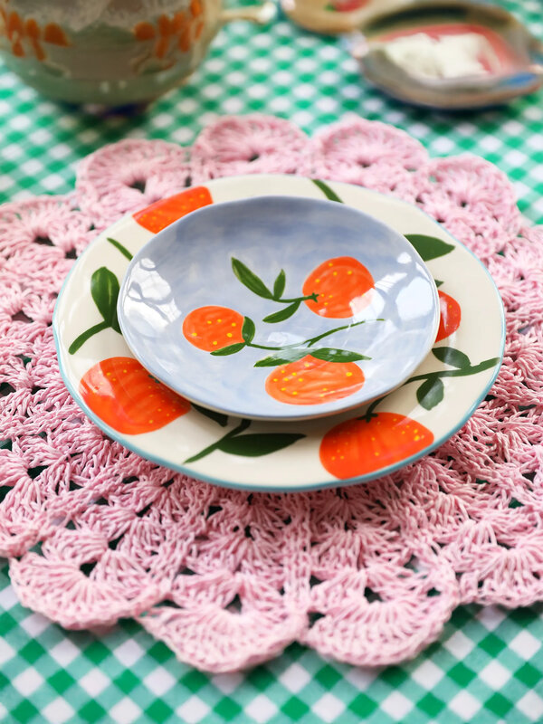 &klevering Bordenset Orange 2. Deze set van 4 handgeschilderde bordjes brengt de zomer naar je tafel, ongeacht het seizoe...