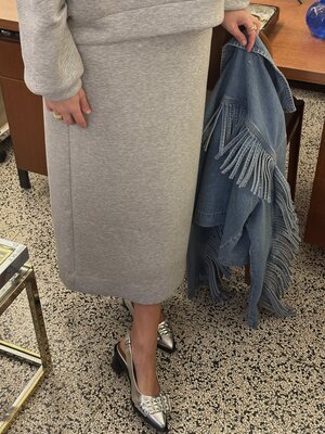 Midi jupe Jamila. Sweat spot! Cette jupe midi gris clair en tissu sweat allie le confort de votre jogging préféré à l'élé...