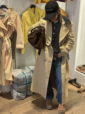Trenchcoat Aiko. Rain check! Een trenchcoat die een lach op je gezicht brengt, zelfs bij grijs weer. Dankzij de donkere k...
