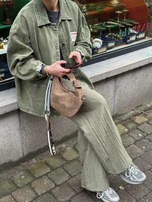 Jack Uzatown. Understated cool! Dit olijfgroene denimjack is net zo handig als mooi. De grote zakken accentueren de utili...