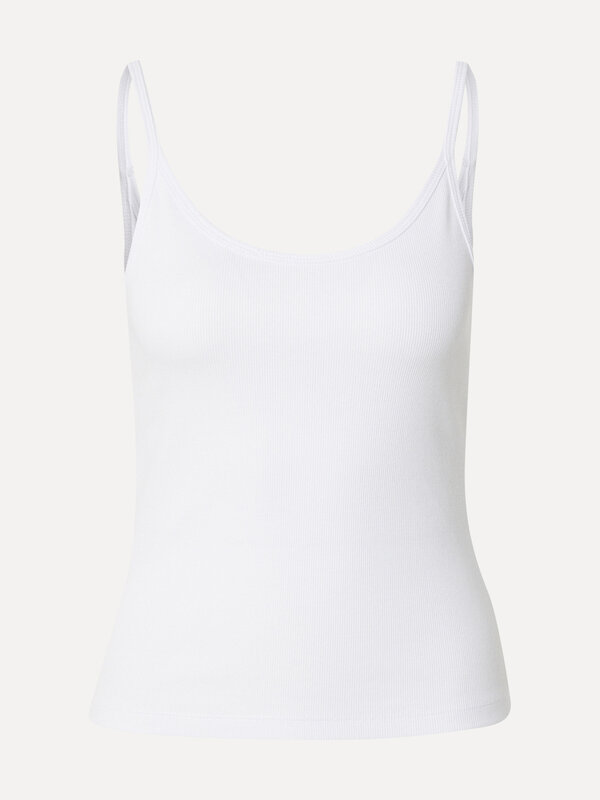 Edited Tanktop Nina 2. Day-to-night essential! Deze witte camitop met dunne spaghettibandjes combineert comfort, stijl en...
