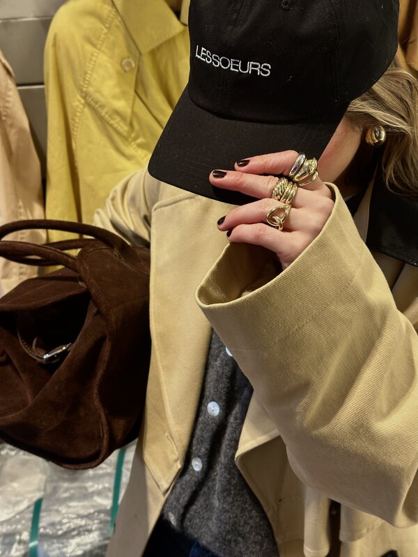 Les Soeurs  Casquette Poppy Les Soeurs 2. La casquette 'Les Soeurs' ajout parfait à votre tenue, que vous recherchiez de ...