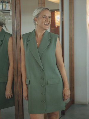 Blazerjurk Helena. Zonnige dagen en langere avonden? Dat betekent dat je garderobe weer wat lichter mag. Deze mouwloze bl...