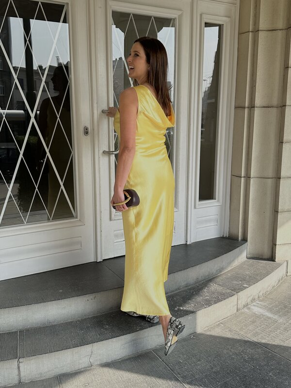Selected Robe à dos tombant Selene 6. Minimaliste devant, effet waouh derrière - cette robe de soirée jaune ne passe pas ...