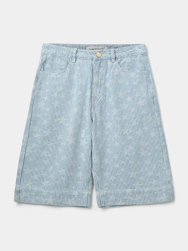 Sofie Schnoor Bermuda en denim Cleo 2. Summer blues! Ce short à rayures bleu et blanc respire l’été sans souci. Sa coupe ...