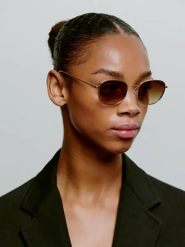 A.Kjaerbede Zonnebril Hello 3. Low-key luxe: dit gouden montuur straalt subtiliteit uit, maar laat je look niet onopgemer...