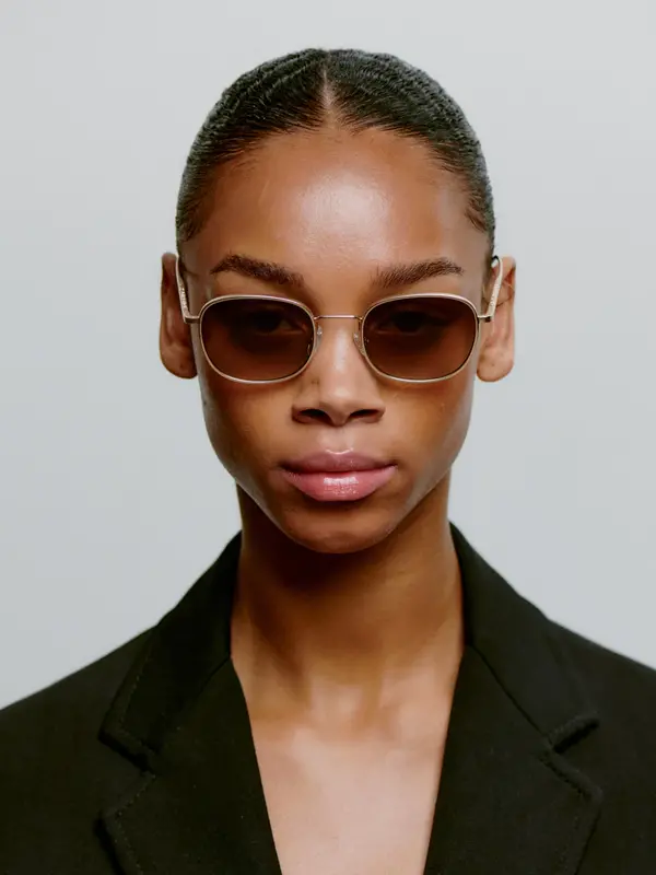 A.Kjaerbede Zonnebril Hello 2. Low-key luxe: dit gouden montuur straalt subtiliteit uit, maar laat je look niet onopgemer...