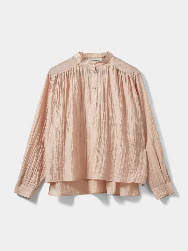 Sofie Schnoor Chemise Khaysa 2. Cette blouse à col montant est fluide et légère, idéale pour le printemps. Sa teinte rose...