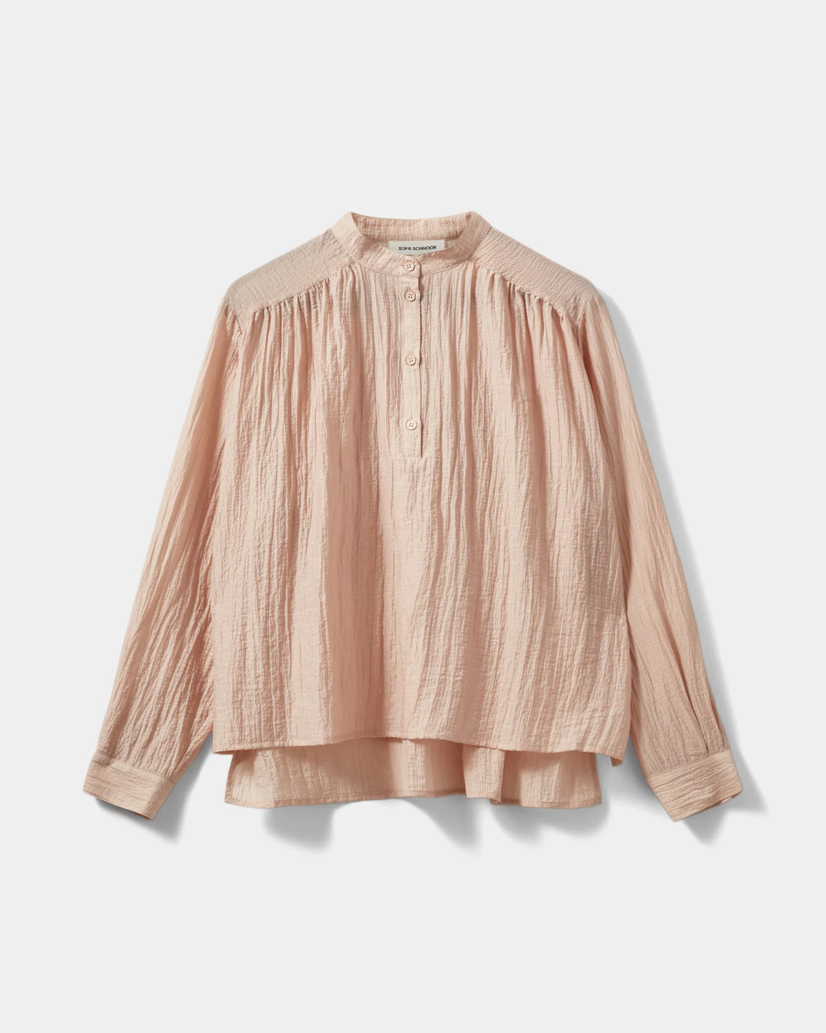 Sofie Schnoor Blouse Khaysa 2. Deze blouse met bandkraag is luchtig, losvallend en perfect voor lentedagen. De poederroze...