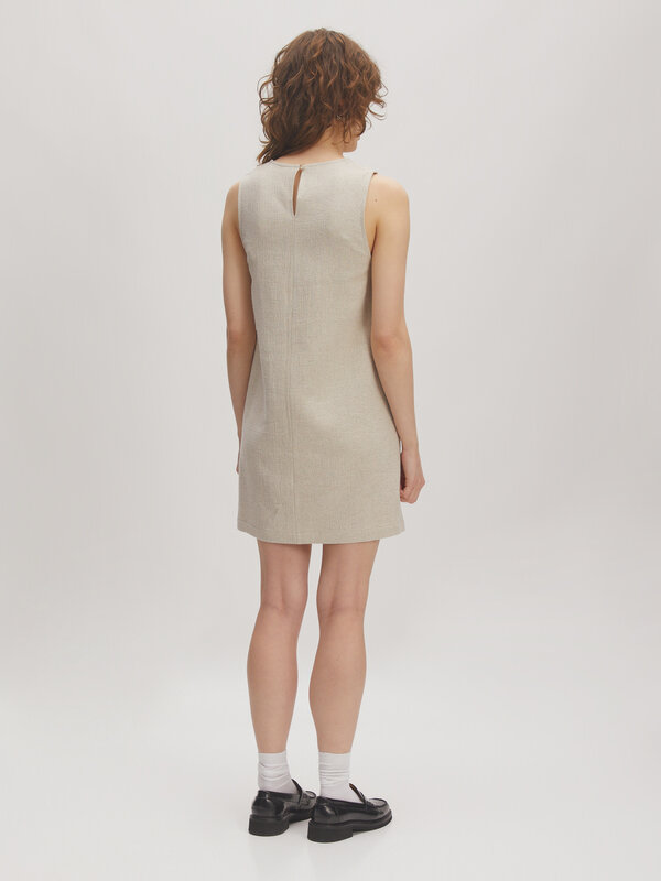 Edited Robe sans manches Nicky 4. Moins de manches, plus de style. Cette robe mini sans manches en lin beige respire l’él...