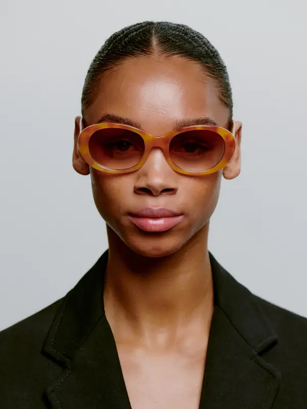 A.Kjaerbede Zonnebril Anma 2. Oval is in! Deze ANMA zonnebril met amberkleurig frame en smoked glazen straalt pure coolne...