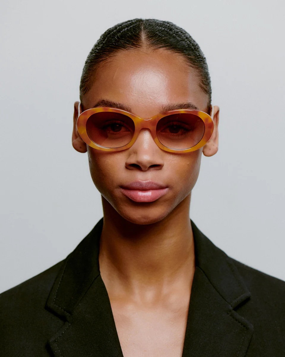 A.Kjaerbede Lunettes de soleil Anma 2. Forme ovale, monture ambrée et verres fumés : cette paire ANMA est l’accessoire ch...