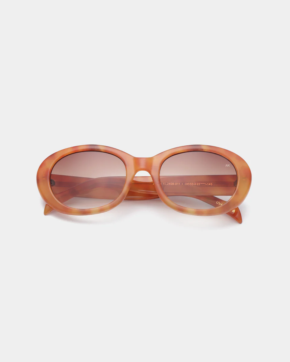 A.Kjaerbede Lunettes de soleil Anma 4. Forme ovale, monture ambrée et verres fumés : cette paire ANMA est l’accessoire ch...