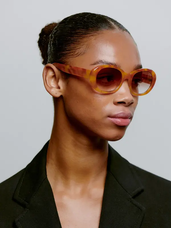 A.Kjaerbede Lunettes de soleil Anma 3. Forme ovale, monture ambrée et verres fumés : cette paire ANMA est l’accessoire ch...