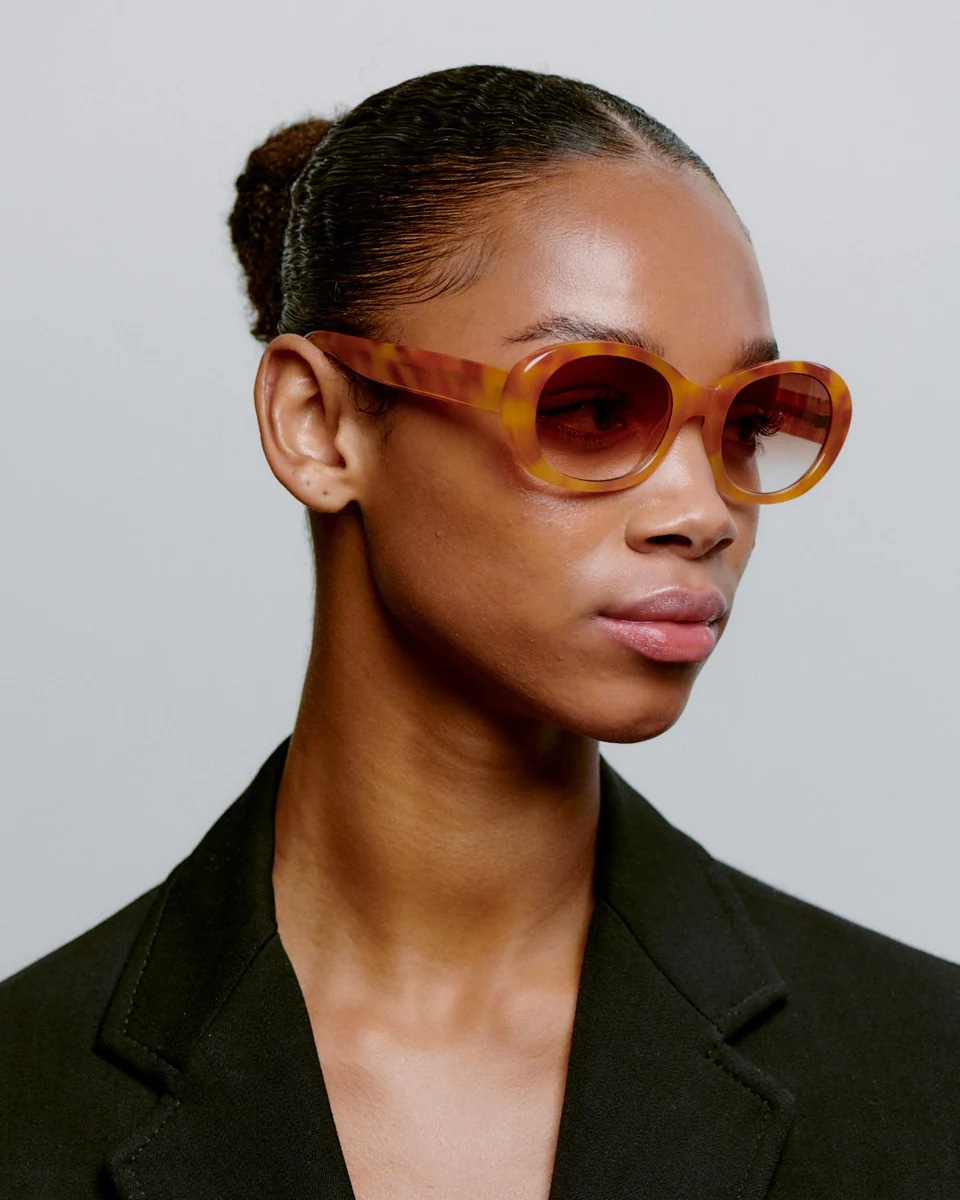 A.Kjaerbede Lunettes de soleil Anma 3. Forme ovale, monture ambrée et verres fumés : cette paire ANMA est l’accessoire ch...
