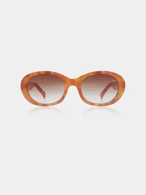 Lunettes de soleil Anma. Forme ovale, monture ambrée et verres fumés : cette paire ANMA est l’accessoire chic par excelle...