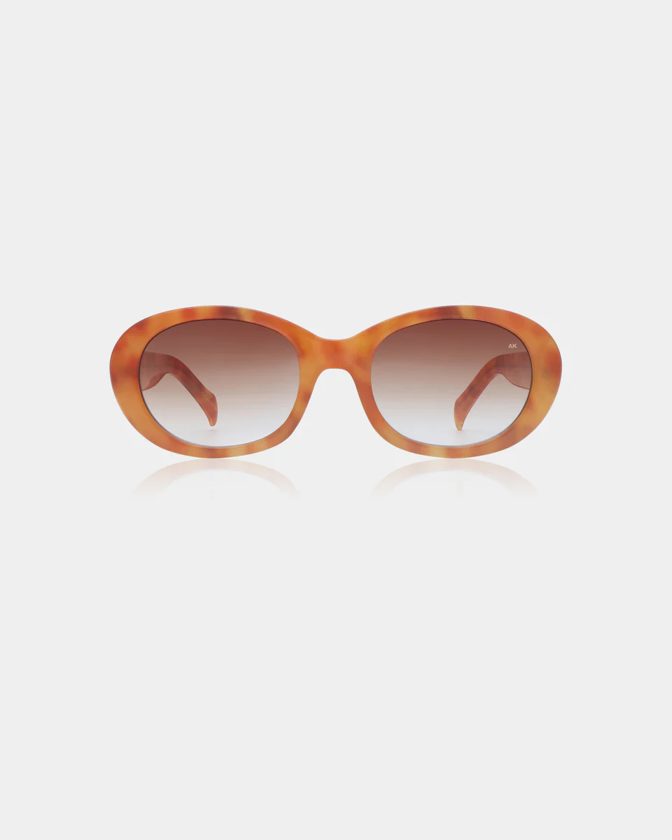 A.Kjaerbede Lunettes de soleil Anma 1. Forme ovale, monture ambrée et verres fumés : cette paire ANMA est l’accessoire ch...