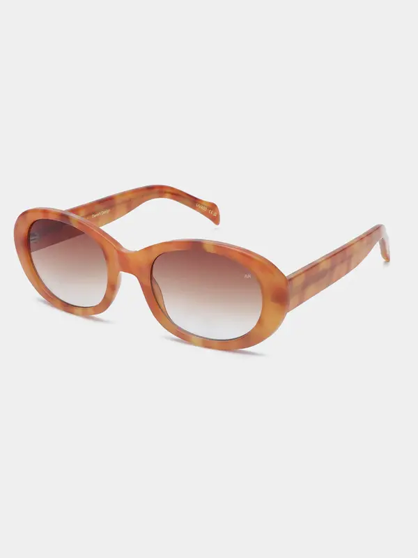 A.Kjaerbede Lunettes de soleil Anma 5. Forme ovale, monture ambrée et verres fumés : cette paire ANMA est l’accessoire ch...