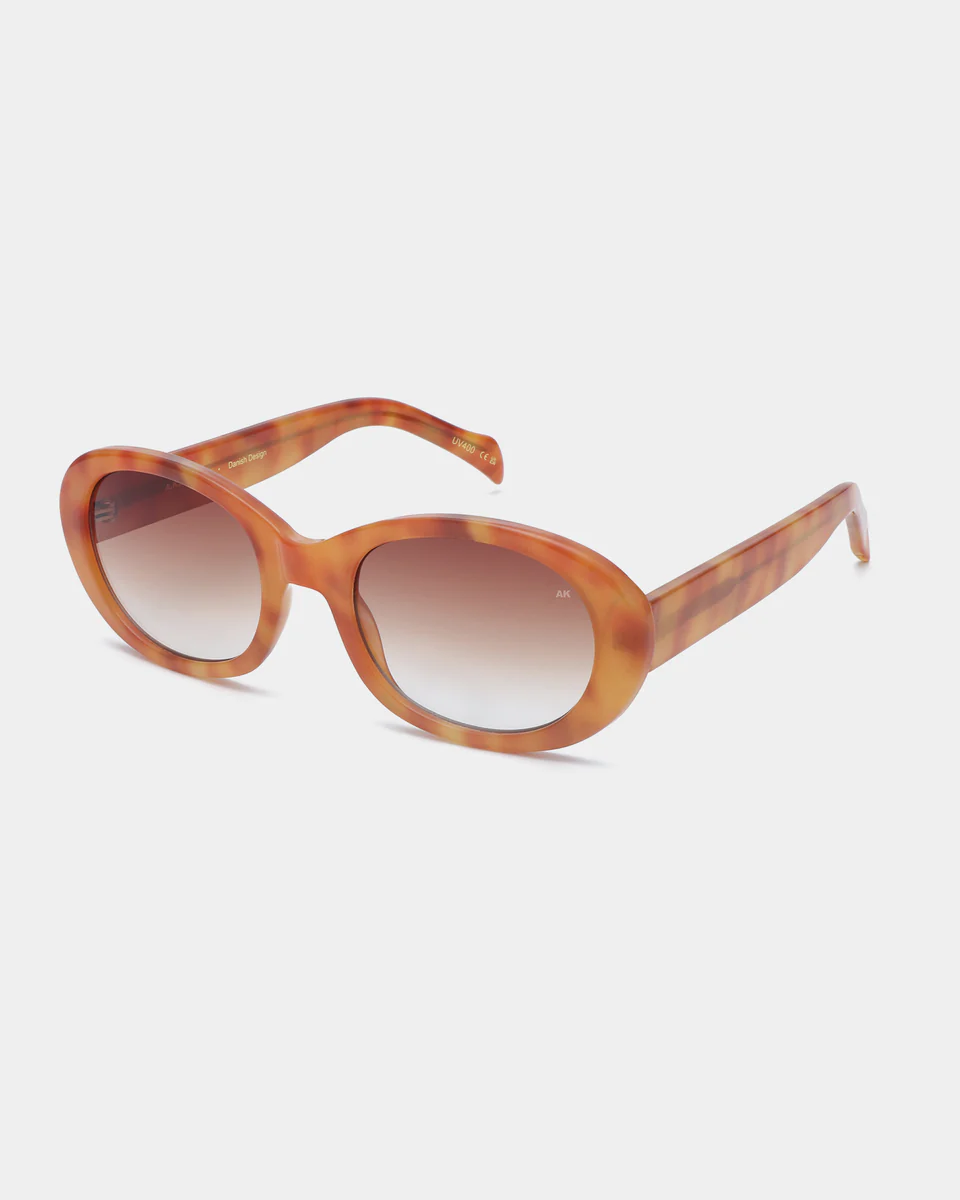 A.Kjaerbede Lunettes de soleil Anma 5. Forme ovale, monture ambrée et verres fumés : cette paire ANMA est l’accessoire ch...