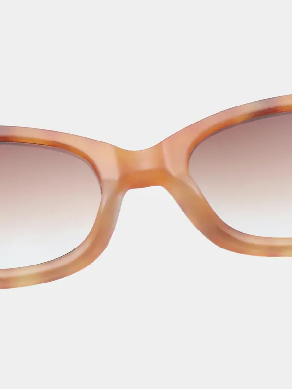 A.Kjaerbede Zonnebril Anma 6. Oval is in! Deze ANMA zonnebril met amberkleurig frame en smoked glazen straalt pure coolne...