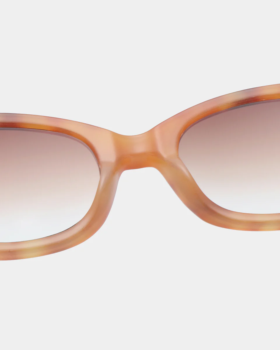 A.Kjaerbede Lunettes de soleil Anma 6. Forme ovale, monture ambrée et verres fumés : cette paire ANMA est l’accessoire ch...
