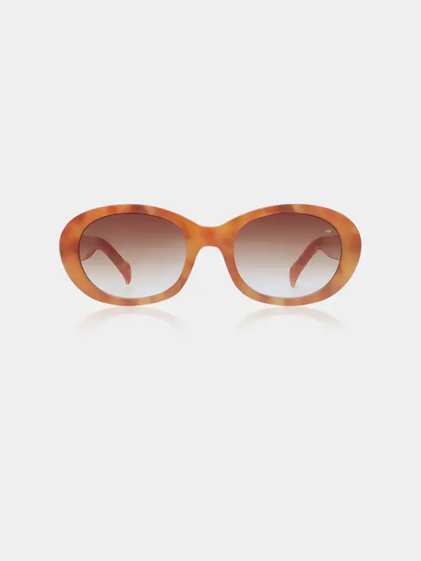 A.Kjaerbede Lunettes de soleil Anma 7. Forme ovale, monture ambrée et verres fumés : cette paire ANMA est l’accessoire ch...