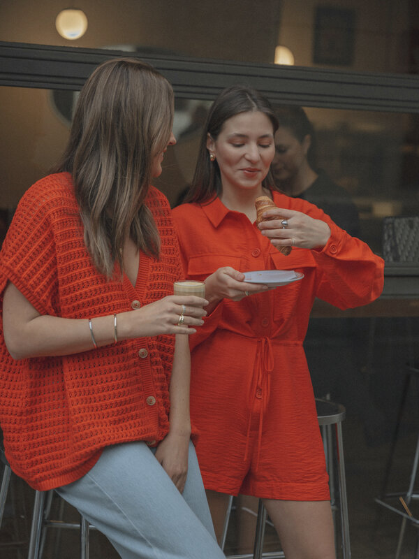 Les Soeurs Playsuit Charlize 2. Red alert! Op zoek naar een item dat je ochtendstress doet verdwijnen? Dit knalrode plays...