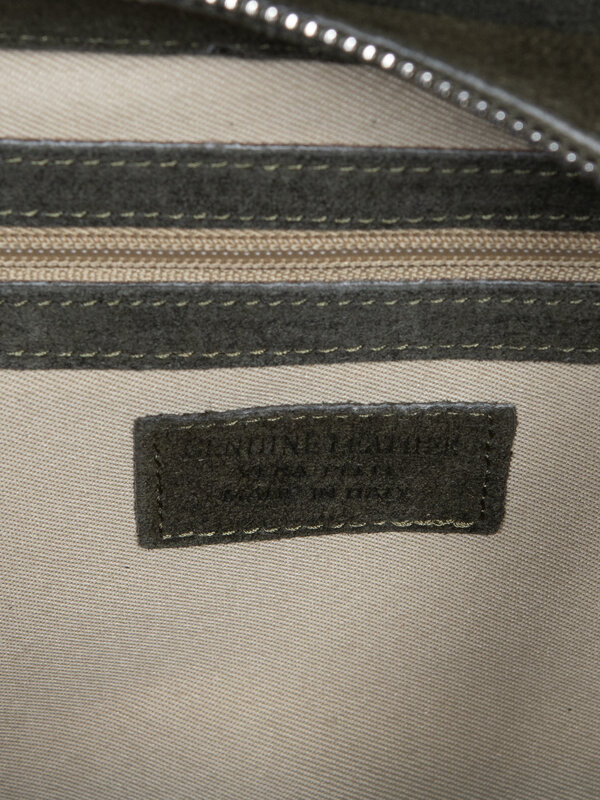 Le Marais Sac à main en daim Henri 3. Balade en ville ou verre après le boulot ? Ce sac à main kaki vous accompagne du ma...