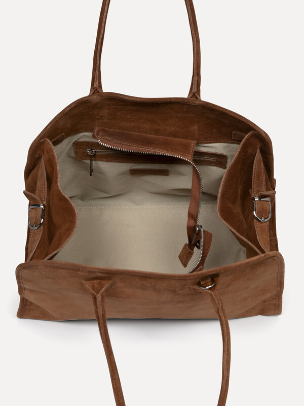 Le Marais Sac à main en daim Henri 6. Le suède camel donne à ce sac une allure chaude et luxueuse, parfaite du bureau au ...
