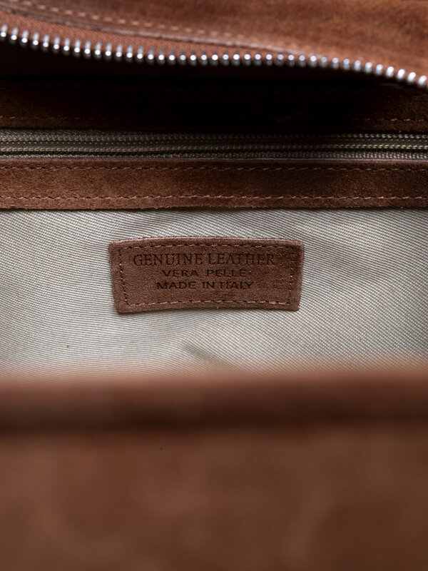 Le Marais Sac à main en daim Henri 5. Le suède camel donne à ce sac une allure chaude et luxueuse, parfaite du bureau au ...