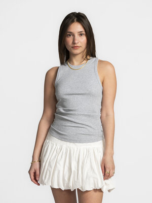 Top Kaila. Op zoek naar een top die de basis vormt van je favoriete outfits? It's your lucky day! Deze grijze racerback h...