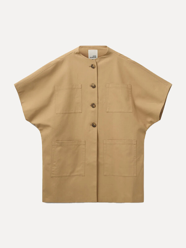 Sofie Schnoor Jack met korte mouwen Paloma 2. Who said beige was boring? Think again. Deze camelkleurige vest brengt tijd...