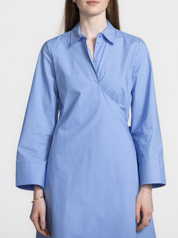 Selected Tailleur robe cache-coeur Aviana 4. Wrapped in blue! D'une couleur rappelant un ciel de printemps, cette robe ap...