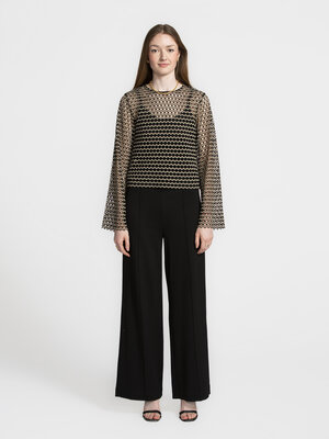 Broek Leva. Zwart wordt nooit saai met deze geklede pantalon. Wijde pijpen die een statement maken, gecombineerd met je f...