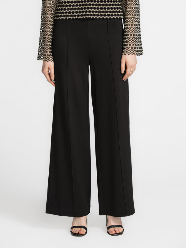 Edited Wide trousers Leva 3. Black never gets boring with these dressy pants. Wide legs that make a statement, paired wit...