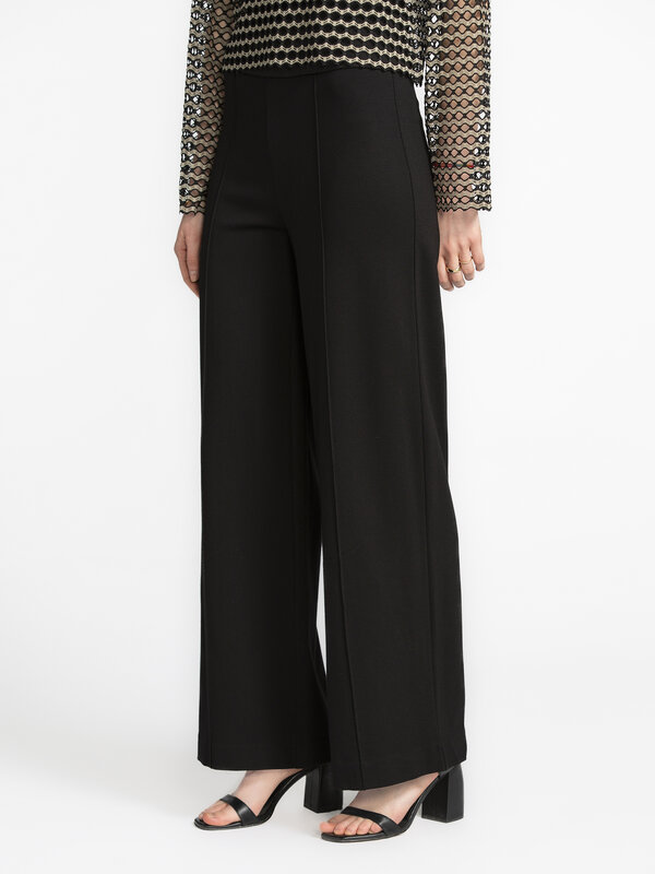 Edited Wide trousers Leva 4. Black never gets boring with these dressy pants. Wide legs that make a statement, paired wit...