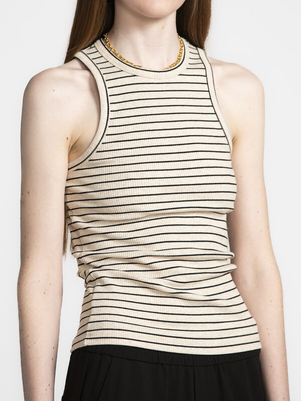 Selected À rayures débardeur Anna 4. Love at first stripe! Portez ce haut décontracté sur un pantalon ample ou un peu plu...