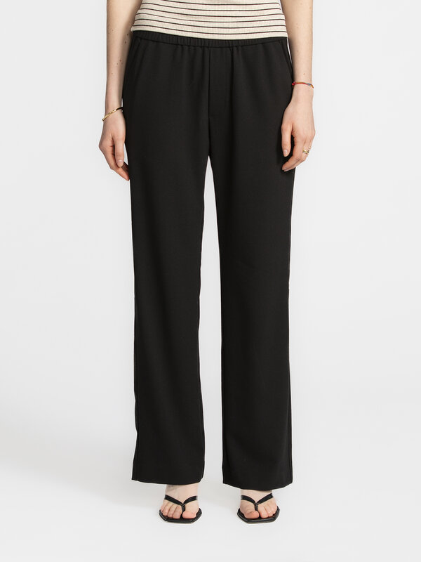 MBYM Pantalon Phillipa Edviwa. Simple et sophistiqué, mais ludique, ce pantalon mérite sans aucun doute une place sur vot...