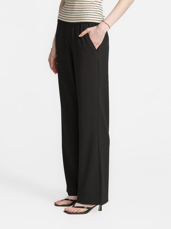 MBYM Pantalon Phillipa Edviwa 4. Simple et sophistiqué, mais ludique, ce pantalon mérite sans aucun doute une place sur v...